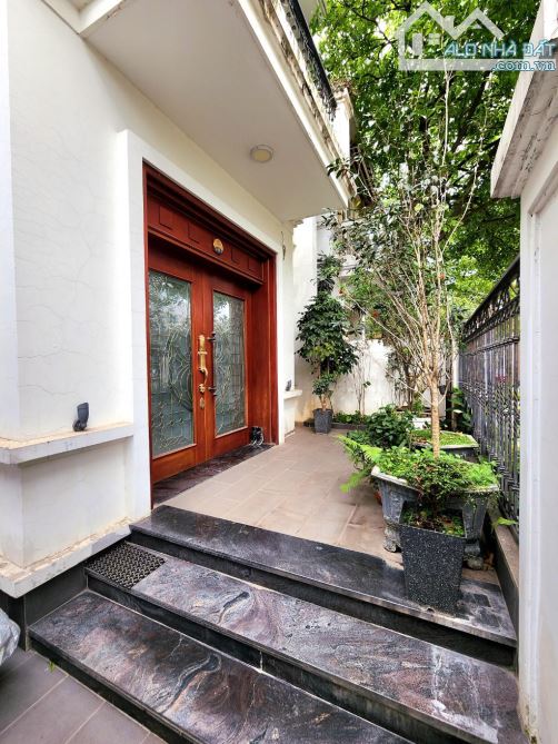 Bán nhà biệt thự Phú Thượng Tây Hồ 193m mặt tiền 12m vỉa hè ô tô tránh giá hơn 40 tỷ