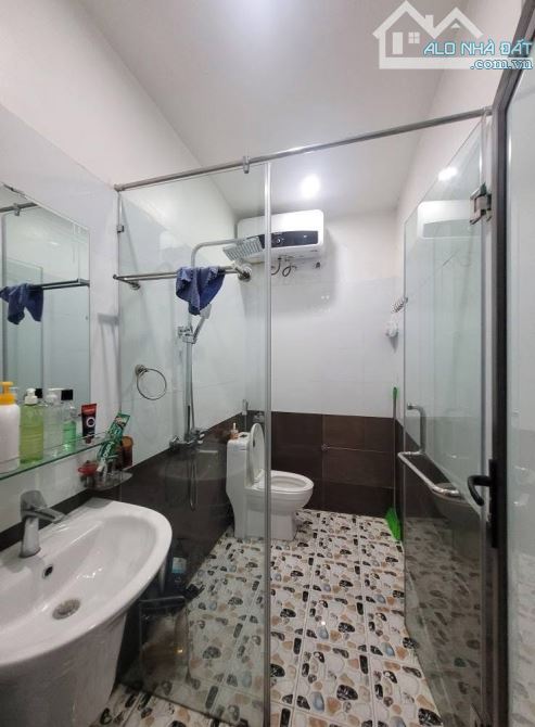 Bán nhà 4 tầng duy nhất ô tô đỗ cửa ngay đối diện Hoàng Huy sầm uất - 1
