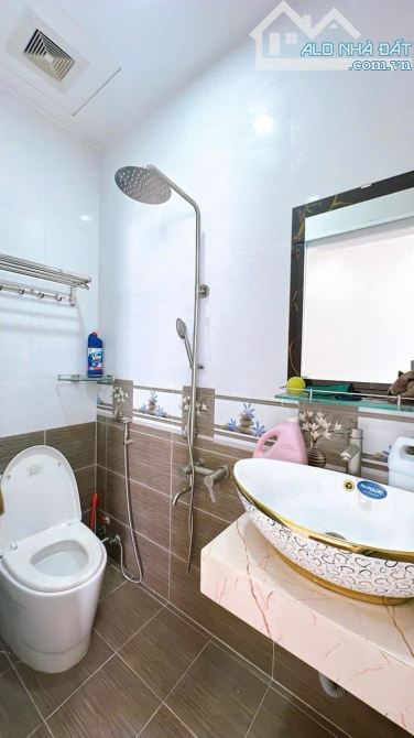 BÁN NHÀ Q4 KHU VIP ĐƯỜNG SỐ ĂN THEO 4 TẤM MỚI ĐẸP DT 6*10 GIÁ 8TỈ TÍ GIÁP Q1 HẺM 3M THÔNG - 12