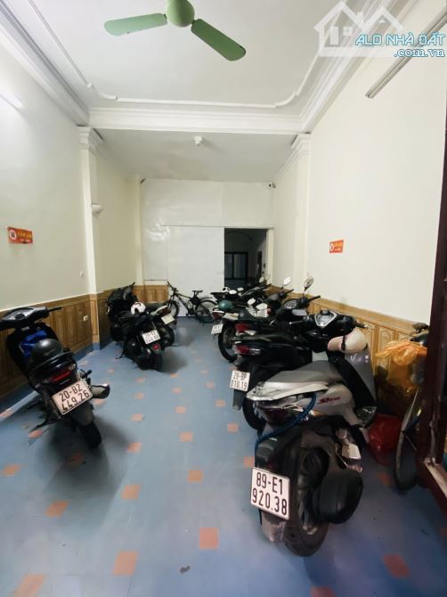HOÀNG QUỐC VIỆT 70M² 5 TẦNG – PHÂN LÔ – VỈA HÈ – Ô TÔ 16 CHỖ – THU 30TR/THÁNG – 32 TỶ - 2