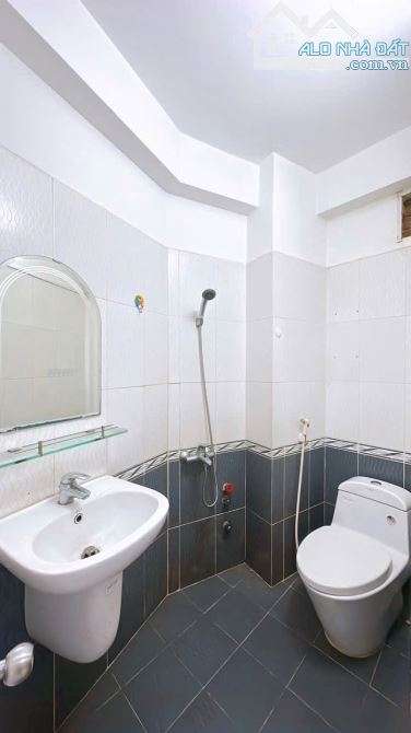 BÁN NHÀ QUẬN 4 VỊ TRÍ 1/ HẺM 3 GÁC GẦN MT 5 TẤM ĐÚC GIÁ 4TỈ 790 DT ĐẸP 8*5 KHU DÂN CƯ - 2
