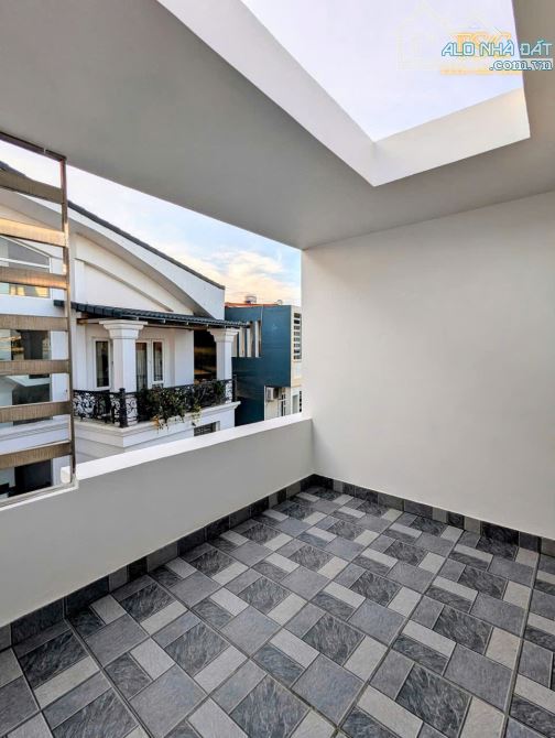 Nhà 50m2, 4.5 tầng oto đậu cửa ngay đêm, chỉ về ở đường Nguyễn Văn Linh( ngã tư Phúc Tăng) - 2