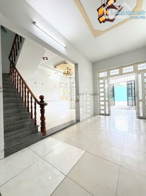 NHÀ 2 TẦNG ĐÚC 105M2 NGANG 7 MÉT MẶT TIỀN ĐƯỜNG NHỰA VÀI BƯỚC CHÂN RA ĐẶNG T VỊNH. - 2