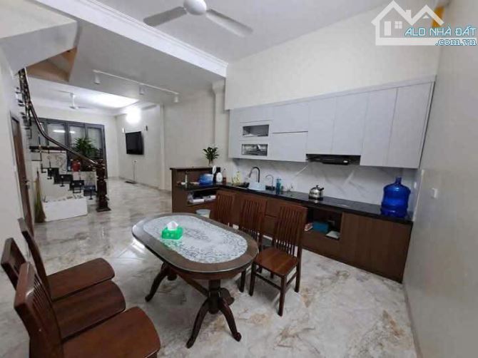 CHO THUÊ NHÀ NGUYÊN CĂN PHỐ NGUYỄN VĂN CỪ - BỒ ĐỀ - Ô TÔ ĐỖ GẦN - 4PN - NỘI THẤT CƠ BẢN - - 2