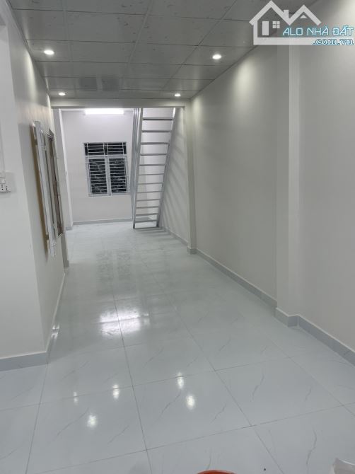 GẤP NHÀ gần bến xe phía bắc đường hòa trung ô tô tới nhà , cách biển chỉ 800m, ngang 7m. - 2