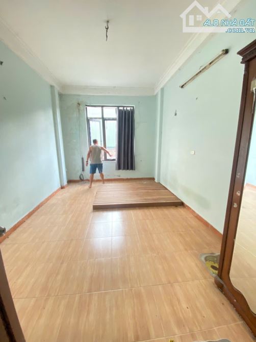 Cho thuê nhà nguyên căn ngõ 51 Lương Khánh Thiện, 30m2 x 4 Tầng 2 ngủ 3 wc
chỉ 7 triệu - 2