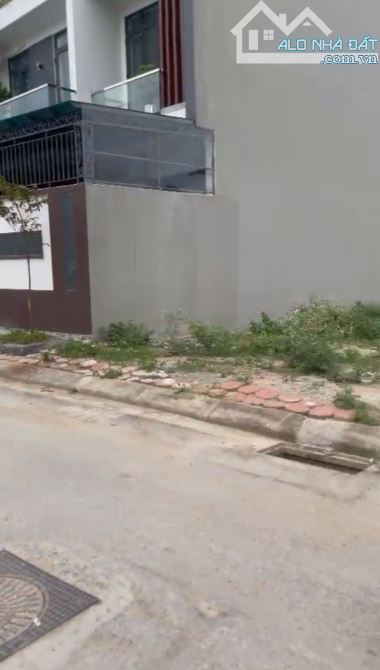 Nhà em cần bán lô đất 2 mặt tiền tại ngã tư khu đô thị mới Chi Đông, Mê Linh. - 2