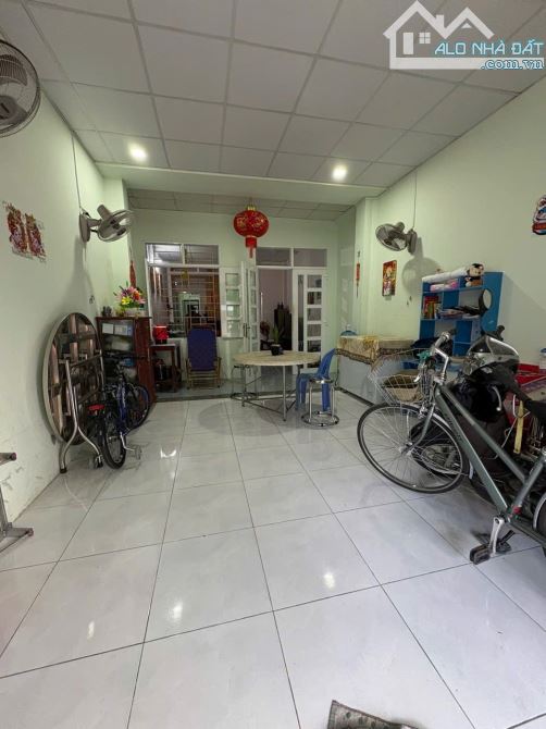 Bán đất tặng nhà cũ cấp 4 - mặt tiền đường Phùng Hưng- khu bàn cờ Phước Long- 113,6m - 2