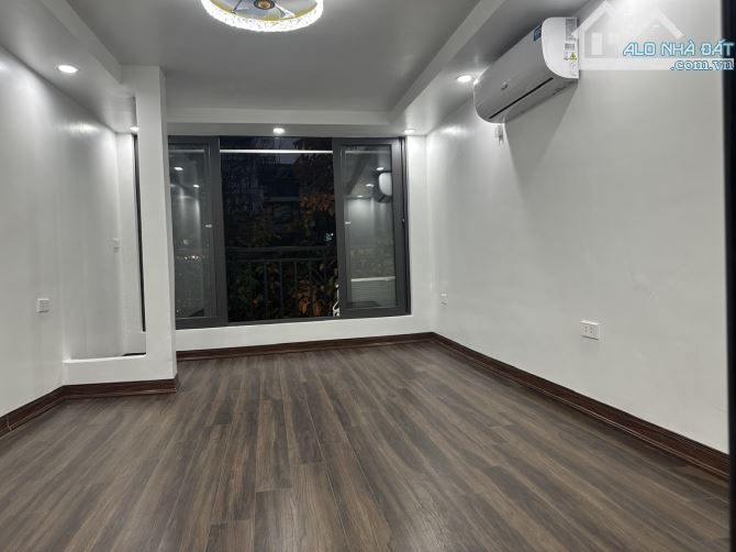 Cho thuê tập thể tầng 2 mặt phố Trần Đại Nghĩa, gần Nguyễn An Ninh - 2