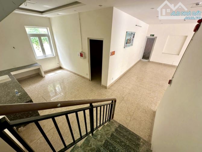 Siêu hiếm - Bán nhà 2 tầng mặt tiền đường Trần Đại Nghĩa, vị trí sầm uất, DT 15x25m - 2