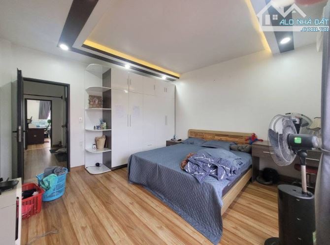 Bán nhà 4 tầng duy nhất ô tô đỗ cửa ngay đối diện Hoàng Huy sầm uất - 2