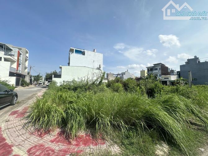 CHỦ ĐỊNH CƯ ,CẦN BÁN LÔ ĐẤT BIỆT THỰ, SÁT NGUYỄN DUY TRINH,PHÚ HỮU QUẬN 9- 305M2 -GIÁ 12 T - 3