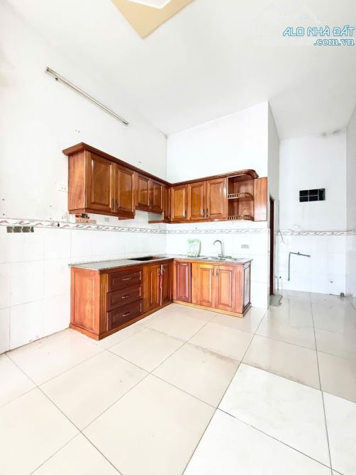 NHÀ 2 TẦNG ĐÚC 105M2 NGANG 7 MÉT MẶT TIỀN ĐƯỜNG NHỰA VÀI BƯỚC CHÂN RA ĐẶNG T VỊNH. - 3