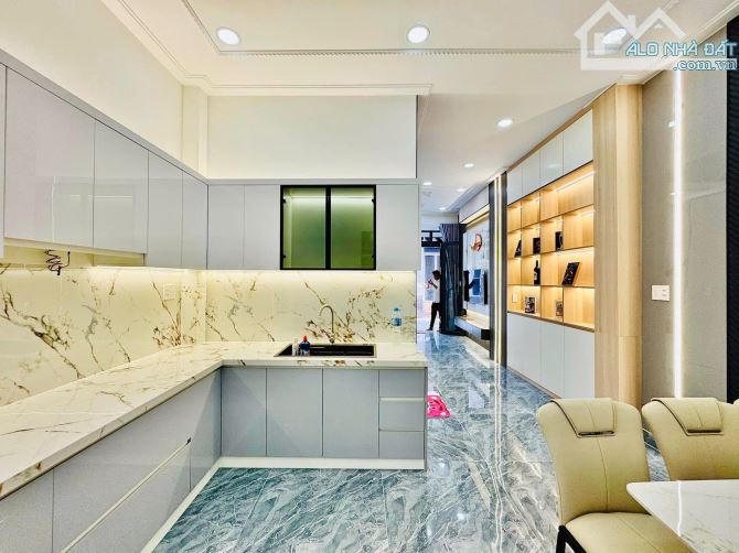 Mua ngay căn nhà 2 tầng ngay nhà Nguyễn Thiện Thuật, Quận 3. Giá: 4 Tỷ 220 / 52.9m2. SHR - 3