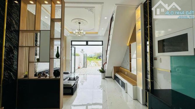 Nhà đẹp HXH cách mặt tiền đường DT 826 vài trăm mét DT to giá chưa đến 2x tỷ - 3