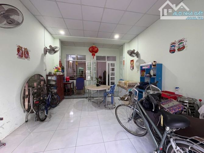 Bán đất tặng nhà cũ cấp 4 - mặt tiền đường Phùng Hưng- khu bàn cờ Phước Long- 113,6m - 3
