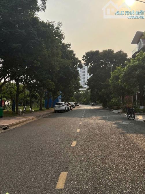 Biệt thự trệt/3lầu - MT đường 16M, ngay công viên, P. An Phú, Q2. DT 9x19M. Giá 30 tỷ TL - 3