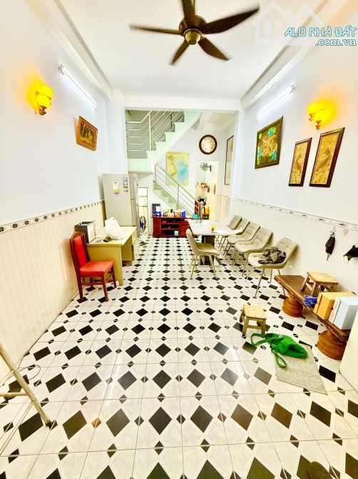 HÀNG HIẾM MẶT TIỀN HẺM 6M ĐƯỜNG NGUYỄN TRÃI - QUẬN 1 - DT:46M2 - 4 TẦNG - CHỈ 12 TỶ - 3
