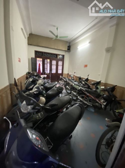 HOÀNG QUỐC VIỆT 70M² 5 TẦNG – PHÂN LÔ – VỈA HÈ – Ô TÔ 16 CHỖ – THU 30TR/THÁNG – 32 TỶ - 4