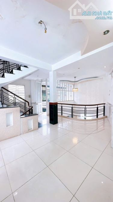 BÁN NHÀ QUẬN 4 VỊ TRÍ 1/ HẺM 3 GÁC GẦN MT 5 TẤM ĐÚC GIÁ 4TỈ 790 DT ĐẸP 8*5 KHU DÂN CƯ - 4