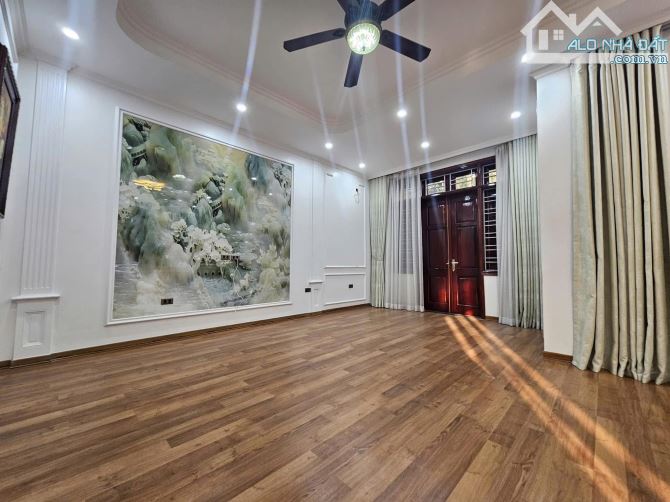 Bán nhà đường Hoàng Quốc Việt, 77m2, phân lô, ôtô tránh, vỉa hè, kinh doanh, 24 tỷ - 4