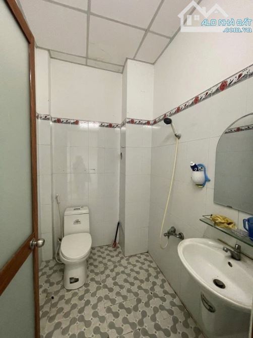 [Nhà ngay Khuông Việt, kế Kênh Tân Hóa - cách MT 10m - hẻm 3m - 3T 3PN 3WC - nhỉnh 5 tỷ - 4
