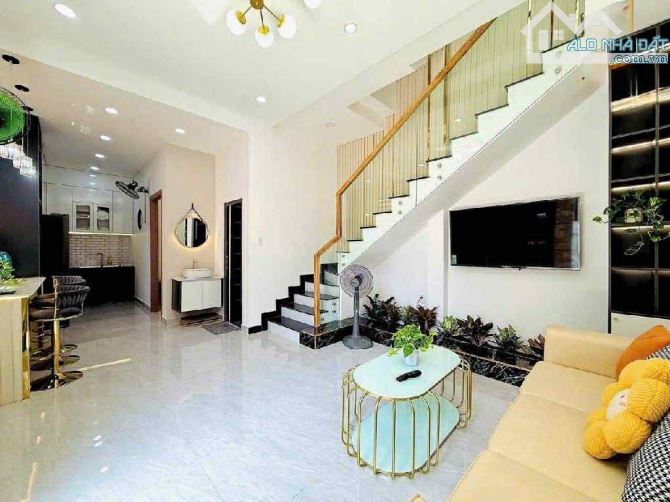 NHÀ 3 TẦNG HẺM XE HƠI 44M GẦN NGAY CÔNG VIÊN LÀNG HOA CHỈ VỚI 4,35 TỶ - 4