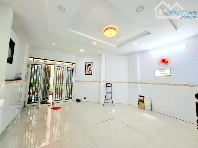 Bán nhà Hẻm 42 Đồng Xoài, gần chợ Hoàng Hoa Thám, DT:43m2 [5.3x9m] 2 Lầu ST - Chỉ hơn 6 Tỷ - 4
