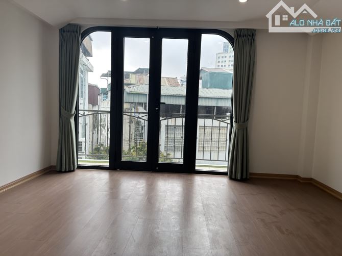 Nhà cắt lỗ Hoàng Hoa Thám DT 33 m x 6T.MT 4.2m.nhà thoáng có sân.mới đẹp - 4