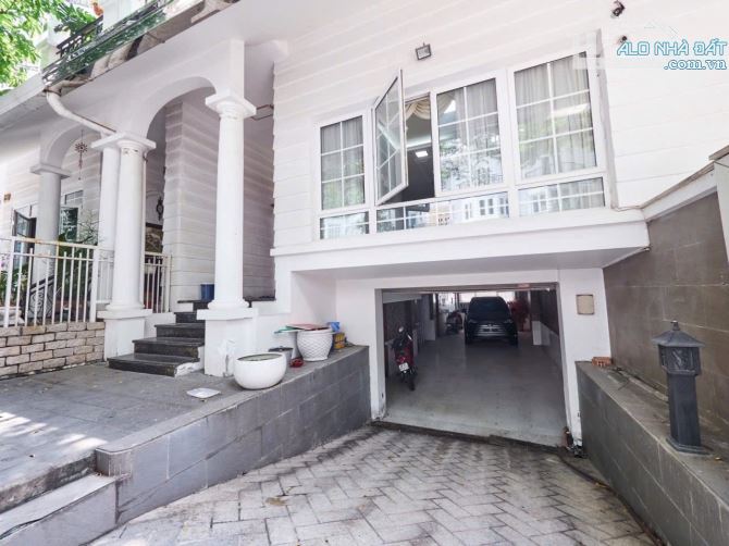 Bán villa mặt tiền khu biệt thự SaiGon Pearl - 147m2 - 5 tầng - siêu sịn - 4