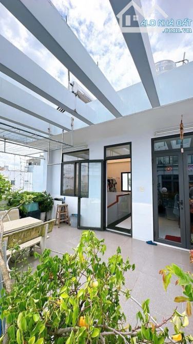 BÁN NHÀ Q4 KHU VIP ĐƯỜNG SỐ ĂN THEO 4 TẤM MỚI ĐẸP DT 6*10 GIÁ 8TỈ TÍ GIÁP Q1 HẺM 3M THÔNG - 4