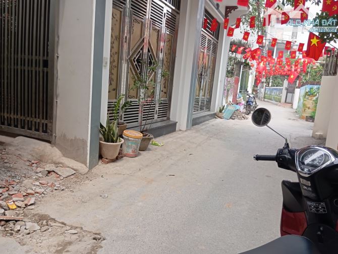 Bán nhà Quốc lộ 32 Thị Trấn Trạm Trôi, 37m2, 5 tầng, mặt tiền 5.3m, giá 5.35 tỷ - 5