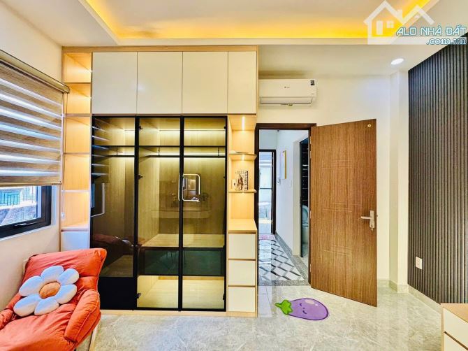 Mua ngay căn nhà 2 tầng ngay nhà Nguyễn Thiện Thuật, Quận 3. Giá: 4 Tỷ 220 / 52.9m2. SHR - 5