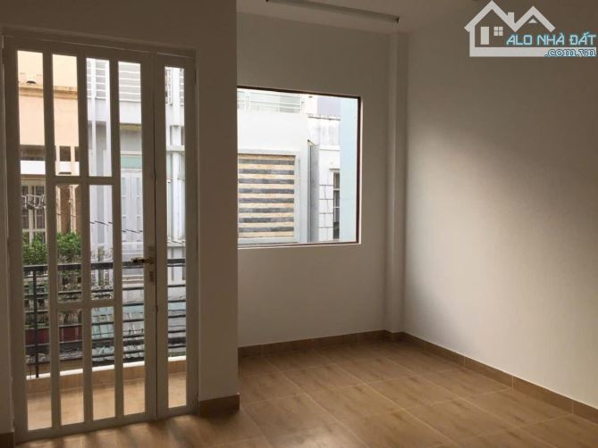 Phạm Thế Hiển, P3, Q8. DT 3,7 x 15, hậu 4m. Giá 5,5 tỷ TL.  Mô tả:- Vị trí: hẻm thông - 5
