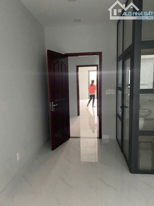 Mặt tiền KD kgu TÊN LỬA đường 32 nhà 4 tầng 5x20m 13.5 tỷ - 6