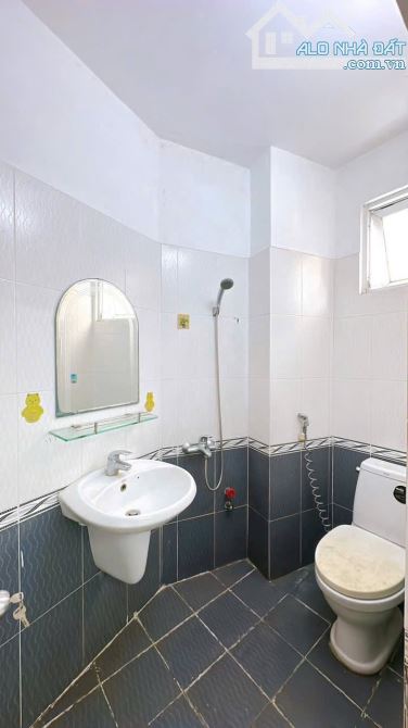 BÁN NHÀ QUẬN 4 VỊ TRÍ 1/ HẺM 3 GÁC GẦN MT 5 TẤM ĐÚC GIÁ 4TỈ 790 DT ĐẸP 8*5 KHU DÂN CƯ - 8