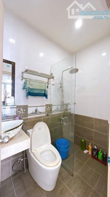 BÁN NHÀ Q4 KHU VIP ĐƯỜNG SỐ ĂN THEO 4 TẤM MỚI ĐẸP DT 6*10 GIÁ 8TỈ TÍ GIÁP Q1 HẺM 3M THÔNG - 8