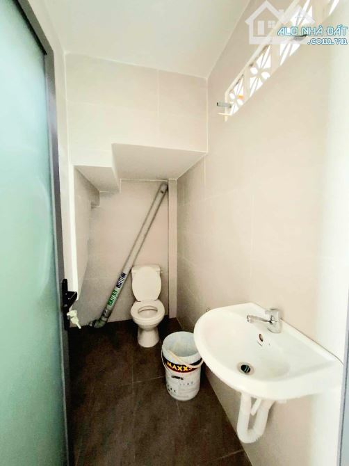 cần tiền giảm 200 tr giá chỉ còn hơn 2 tỷ - hẻm oto - giáp tân phú - 30m2 2 tầng - tặng nt - 9