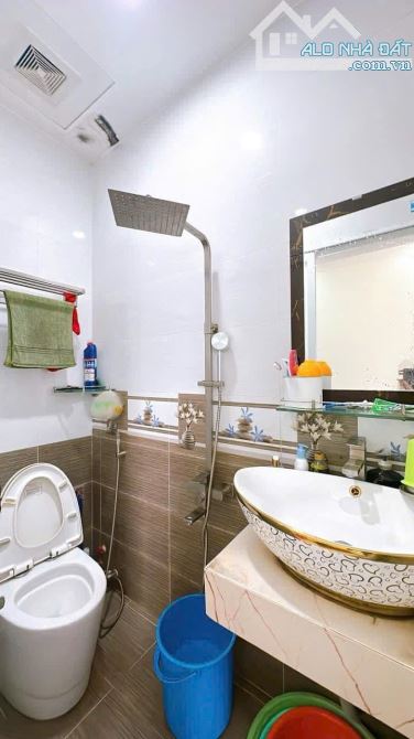 BÁN NHÀ Q4 KHU VIP ĐƯỜNG SỐ ĂN THEO 4 TẤM MỚI ĐẸP DT 6*10 GIÁ 8TỈ TÍ GIÁP Q1 HẺM 3M THÔNG - 9