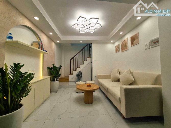 ĐỘI CẤN 16M 5 TẦNG 3 NGỦ GIÁ 4 TỶ 600 NGÕ THÔNG,RỘNG,KINH DOANH