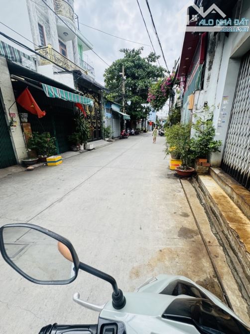 SÁT LÊ VĂN QUỚI - NHÀ ĐẸP 4 TẦNG - NGANG 4.5x17M, HẺM XE HƠI NGỦ NHÀ - CHỈ  7 TỶ HƠN