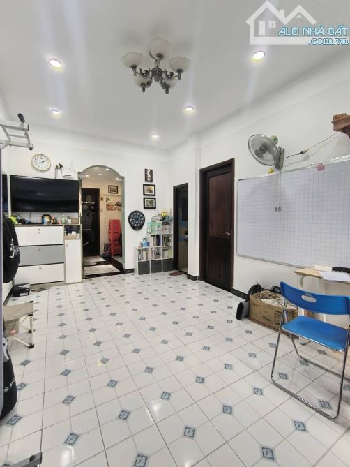 Bán Gấp chung cư Cách mạng Tháng 8, 52m2, SHR, Giá chỉ 2.4 Tỷ