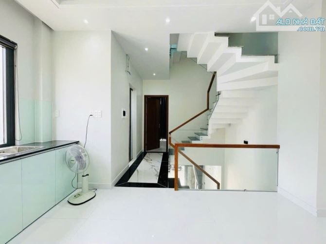 nhà mặt tiền, q12- 70m2- 4 tầng -giá chỉ nhỉnh 5 tỷ