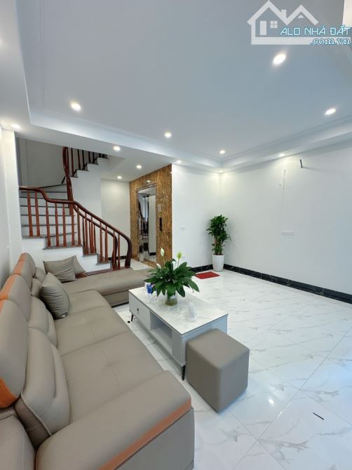 Ngọc Thụy - Long Biên, 35m² x 5 tầng, mặt tiền 6.4m – Nhà dân xây, còn rất mới!