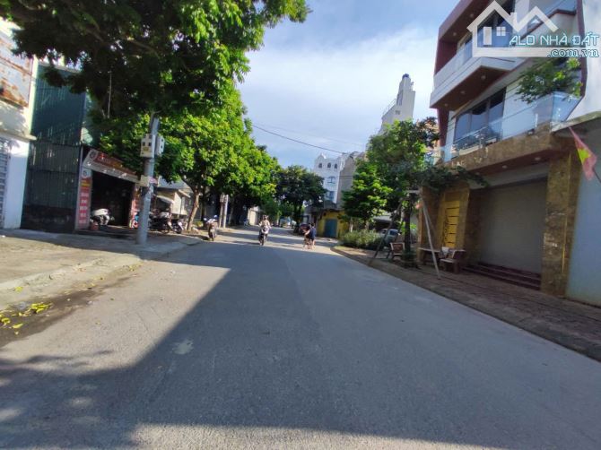 BÁN NHÀ TĐC QUỲNH ĐÔ  40M2- 8 TỶ- PHÂN LÔ- VỈA HÈ- Ô TÔ VÀO NHÀ - NHÀ MỚI ĐẸP.
