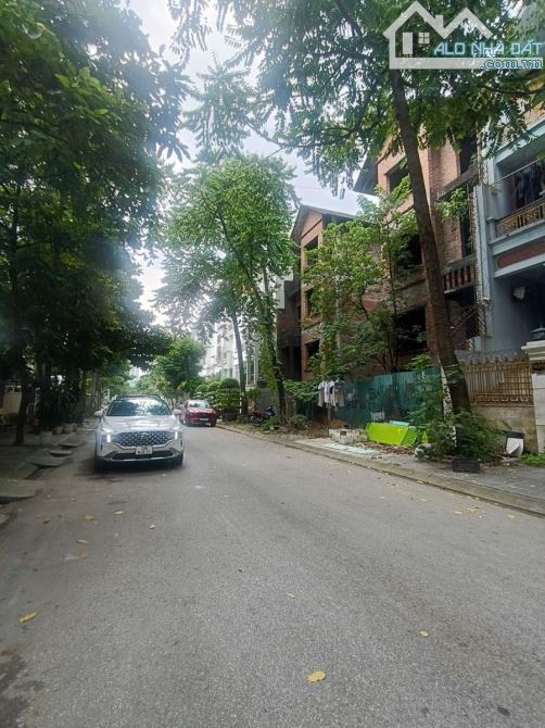 Bân biệt thự KĐT Cầu Bươu - Tân Triều 135m2 4 tầng vỉa hè rộng giá 25.9 tỷ