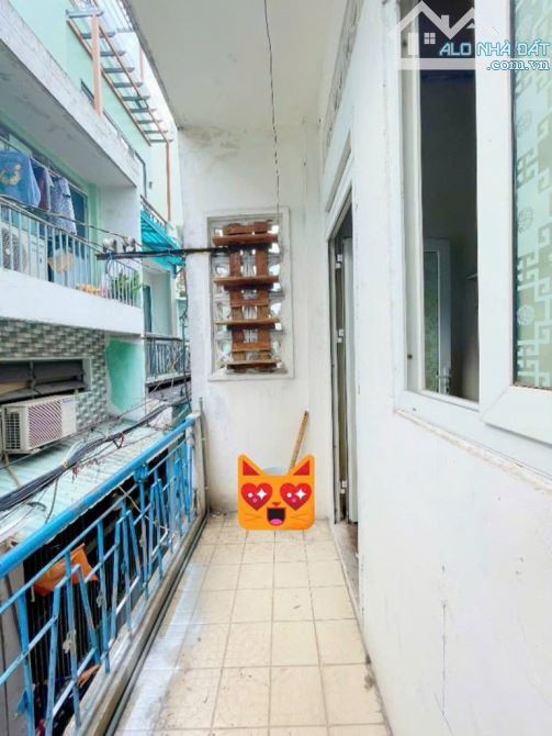 Nhà 2 tầng, hẻm thông, chợ xóm Chiếu, nhỉnh 3 tỉ.