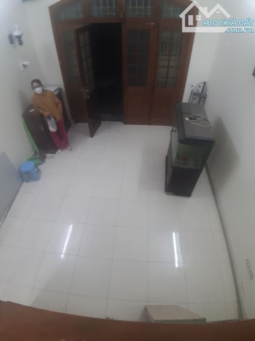Cho thuê căn nhà ngõ 31 phố Trần Quốc Hoàn. Dt 40m2 x 4 tầng có nội thất, ô tô đậu cửa