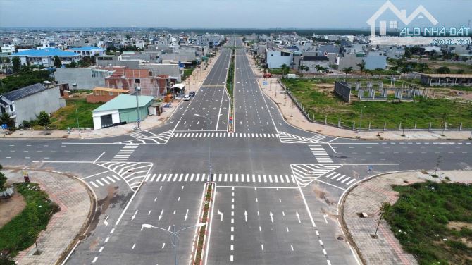 BÁN GẤP LÔ ĐẤT 100m² NGANG 5M, VỊ TRÍ KINH DOANH ĐẸP CÁCH SÂN BAY LONG THÀNH 7 PHÚT