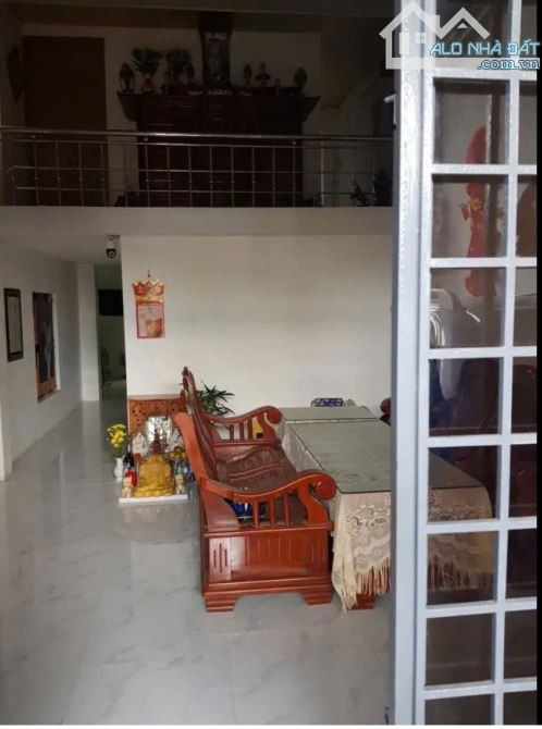 Nhà cấp lửng kiệt oto tránh Bùi Tá Hán . DT:90m , ngang 5m . Giá : 5tỷ8 Tl